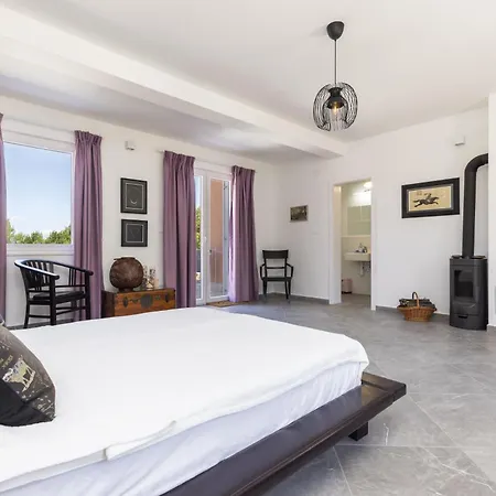 Giardin Retreat Villa *