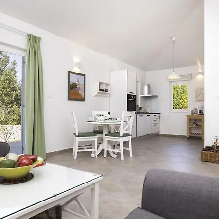Giardin Retreat Villa *