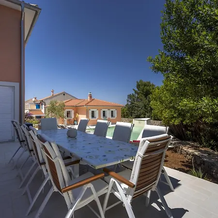 Giardin Retreat Villa *