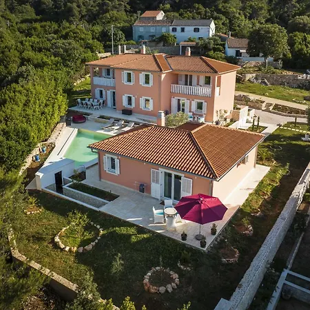 Giardin Retreat Villa *