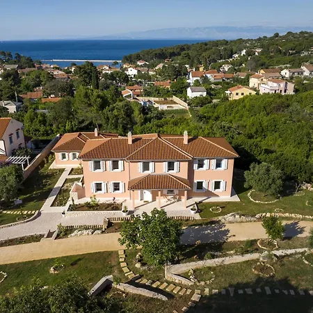 Giardin Retreat Villa *